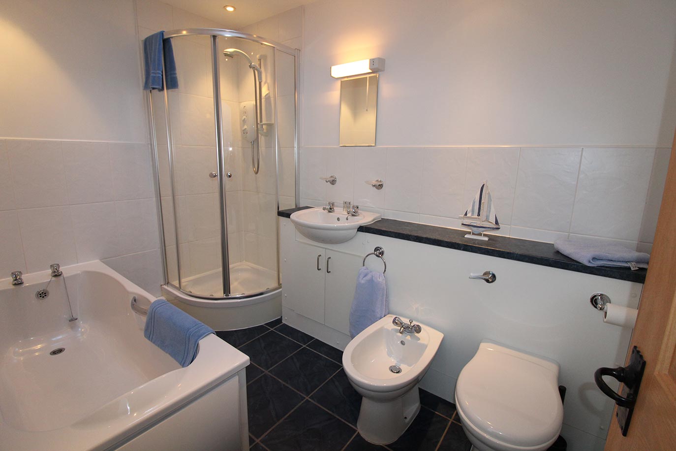 Haselor House en suite bathroom | Burradon Farm Houses & Cottages